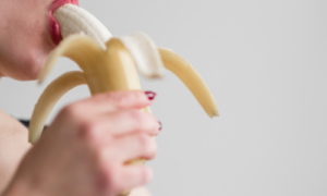 バナナを激しく舐める女性